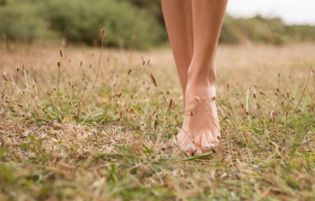 donna-piedi-nudi-erba