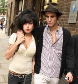 Mit Ehemann Blake Fielder-Civil im Jahr 2007 in London. Danach ging es bergab mit der Sängerin. Sie ...